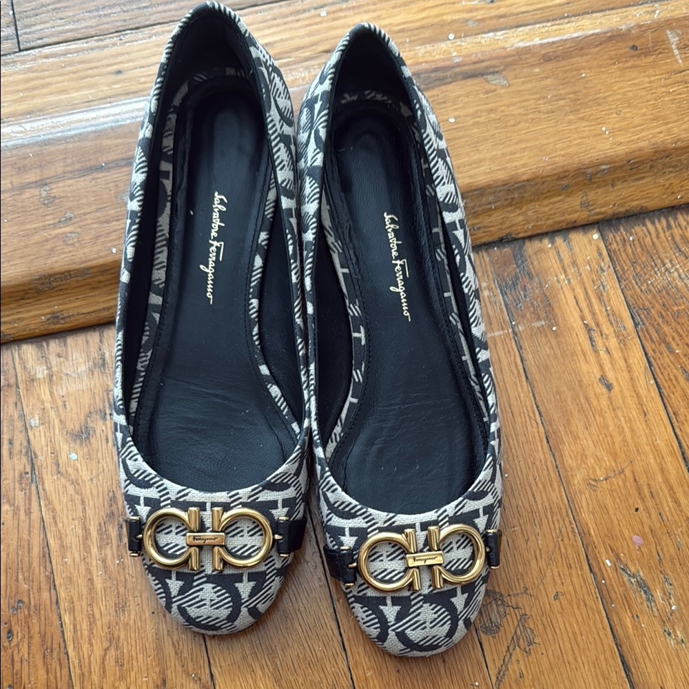 Salvatore Ferragamo Women's Black and Gold Flats